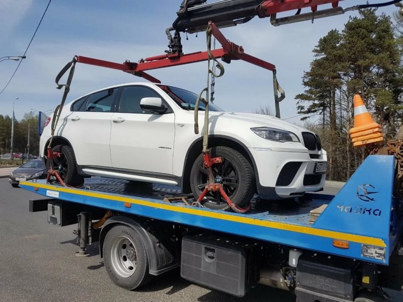 Вызов эвакуатора в Санкт-Петербурге и Ленинградской области: когда и как правильно воспользоваться услугой